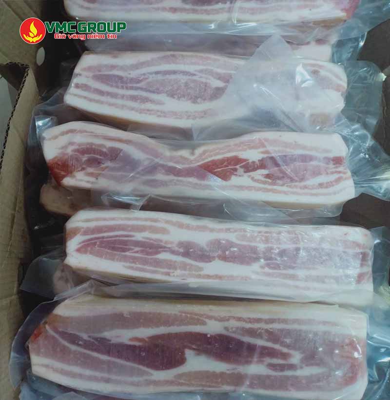 Đóng gói thịt heo trong bao bì kín giúp tươi ngon lâu hơn